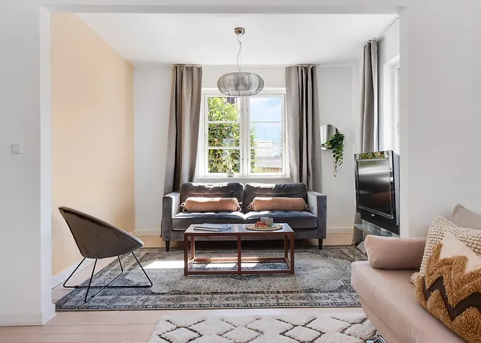 Charm 1 - Chic 2-Bdr Apt With Shared Garden